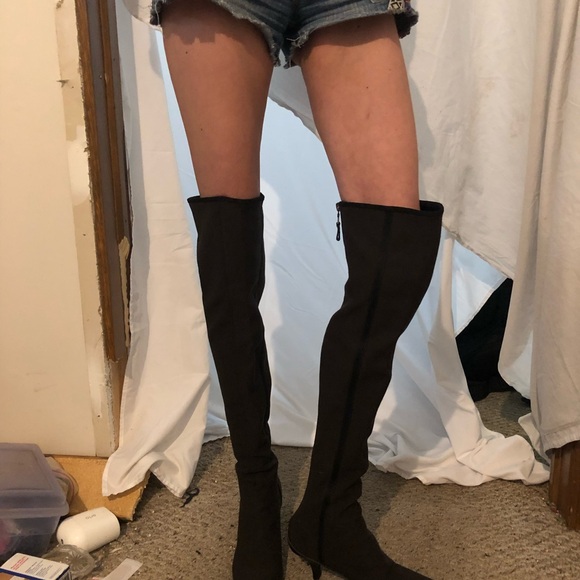 Size 8.  Like new worn once. Excellent condition. In original box and dust bag. - Picture 2 of 7